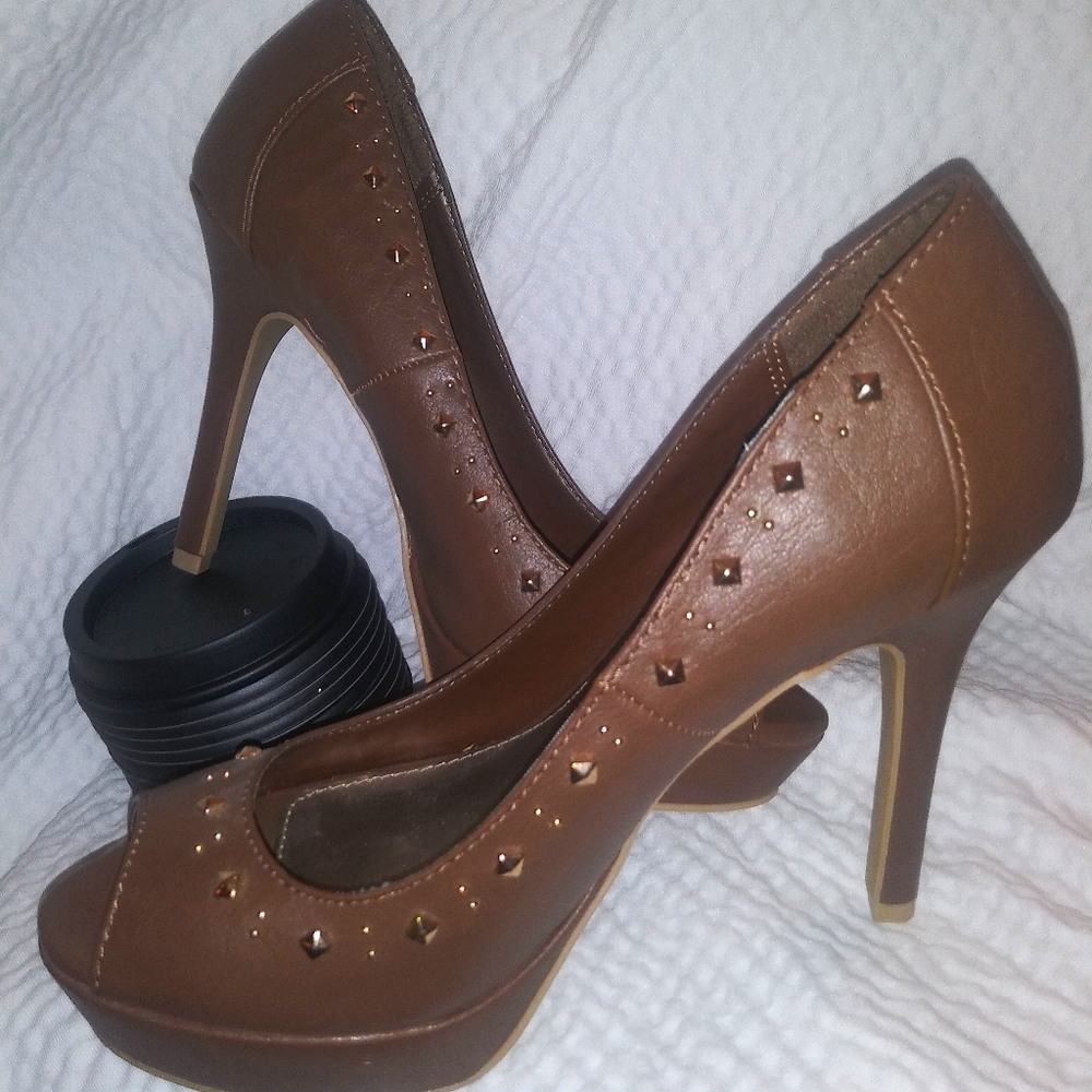Fioni Chocolate Studded Heels